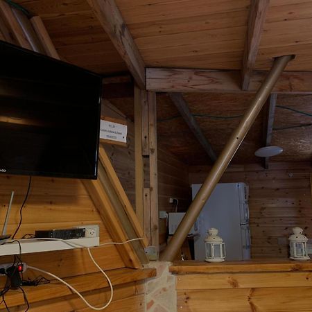 בקתת עץ בחורש במנות - דום גיאודזי - Wooden Cabin In Manot エクステリア 写真