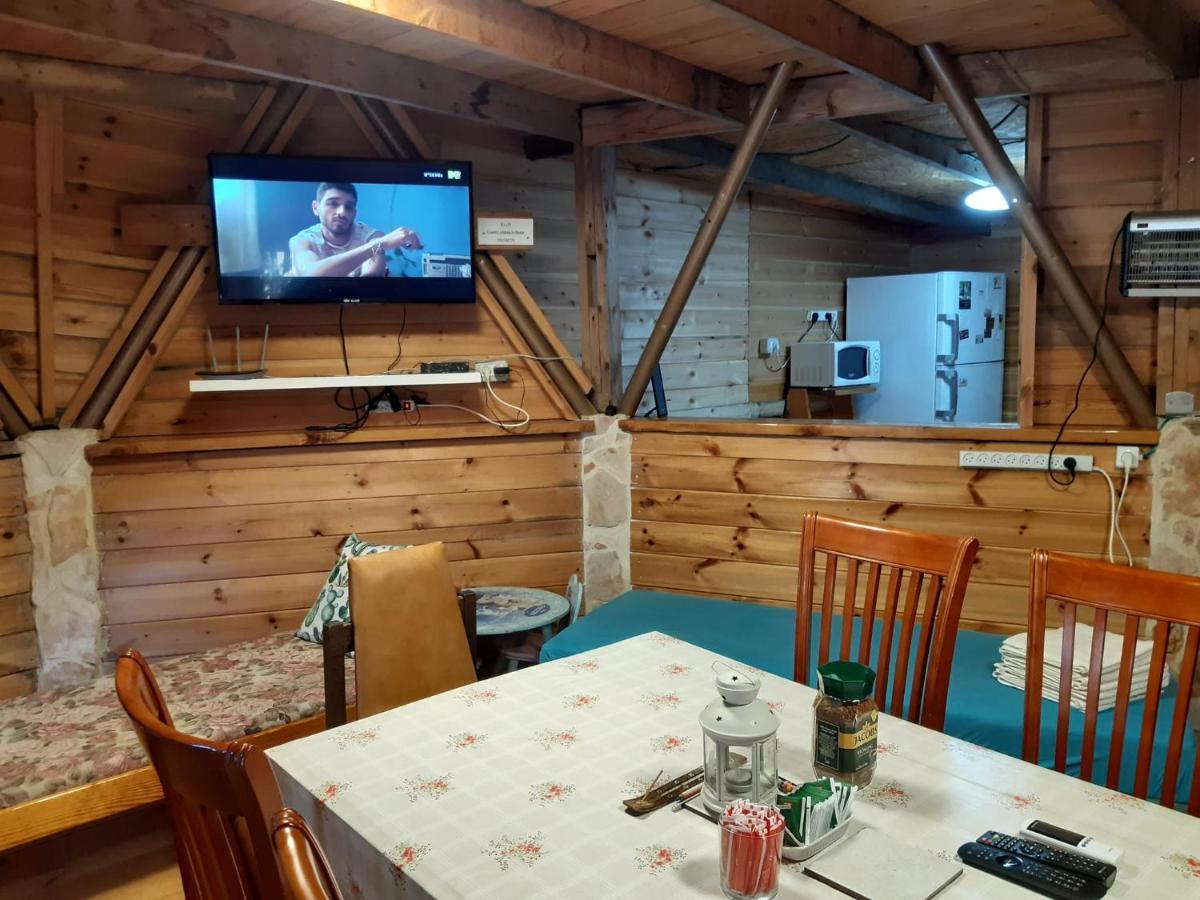 בקתת עץ בחורש במנות - דום גיאודזי - Wooden Cabin In Manot エクステリア 写真