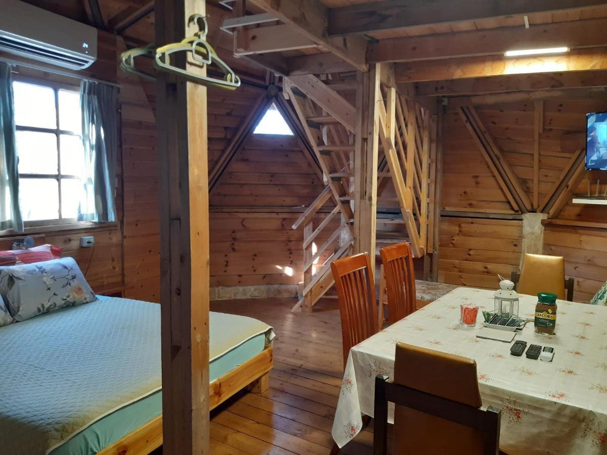 בקתת עץ בחורש במנות - דום גיאודזי - Wooden Cabin In Manot エクステリア 写真
