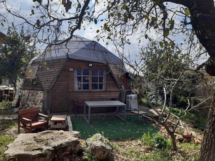 בקתת עץ בחורש במנות - דום גיאודזי - Wooden Cabin In Manot エクステリア 写真