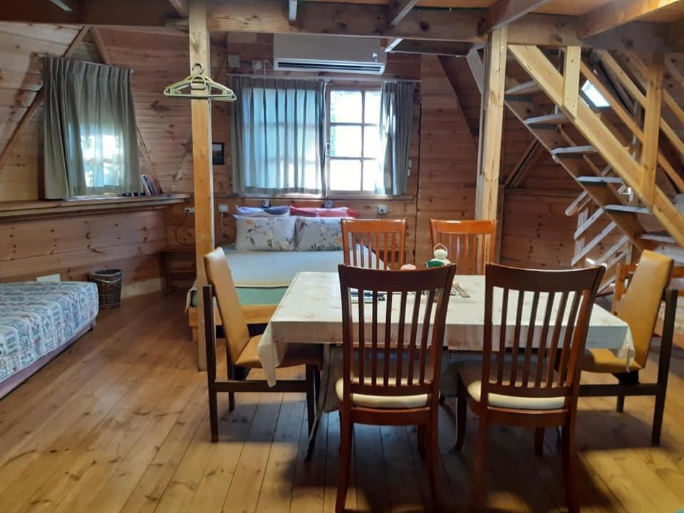 בקתת עץ בחורש במנות - דום גיאודזי - Wooden Cabin In Manot エクステリア 写真