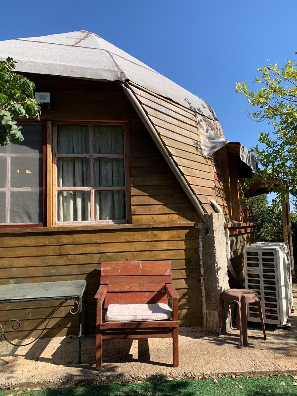 בקתת עץ בחורש במנות - דום גיאודזי - Wooden Cabin In Manot エクステリア 写真