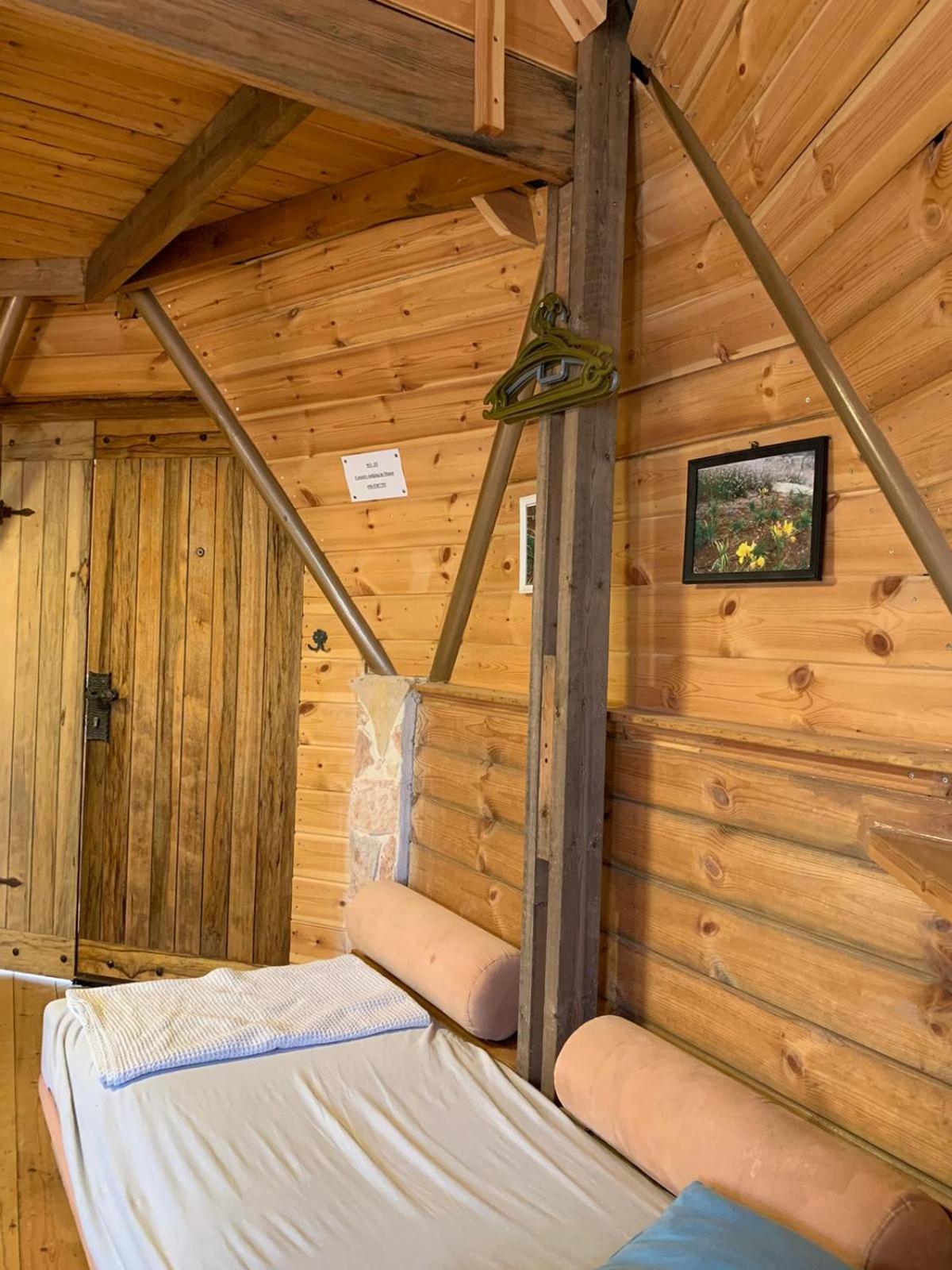 בקתת עץ בחורש במנות - דום גיאודזי - Wooden Cabin In Manot エクステリア 写真