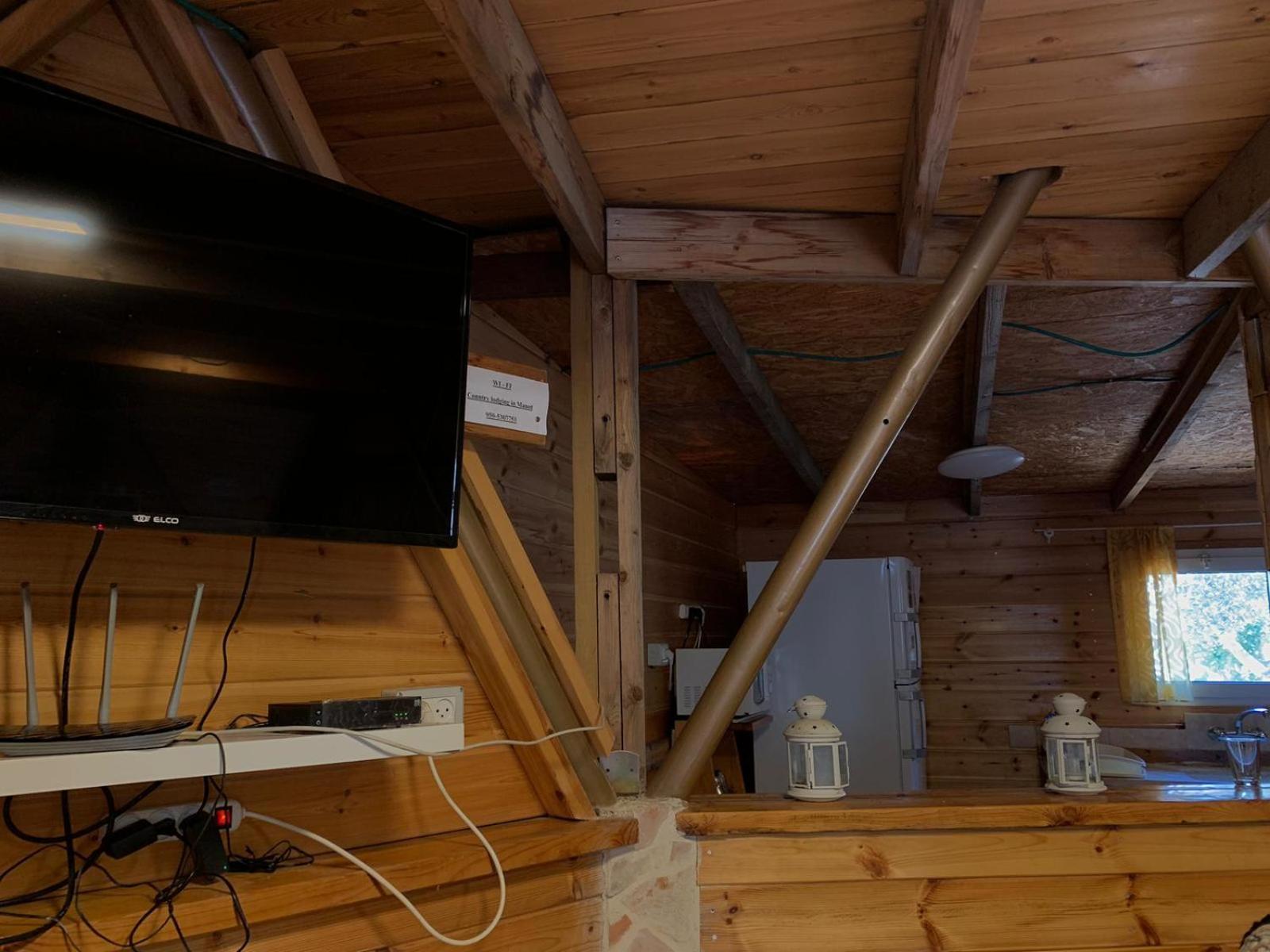 בקתת עץ בחורש במנות - דום גיאודזי - Wooden Cabin In Manot エクステリア 写真