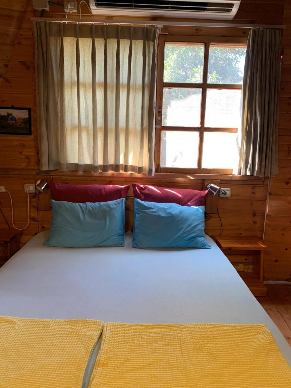 בקתת עץ בחורש במנות - דום גיאודזי - Wooden Cabin In Manot エクステリア 写真