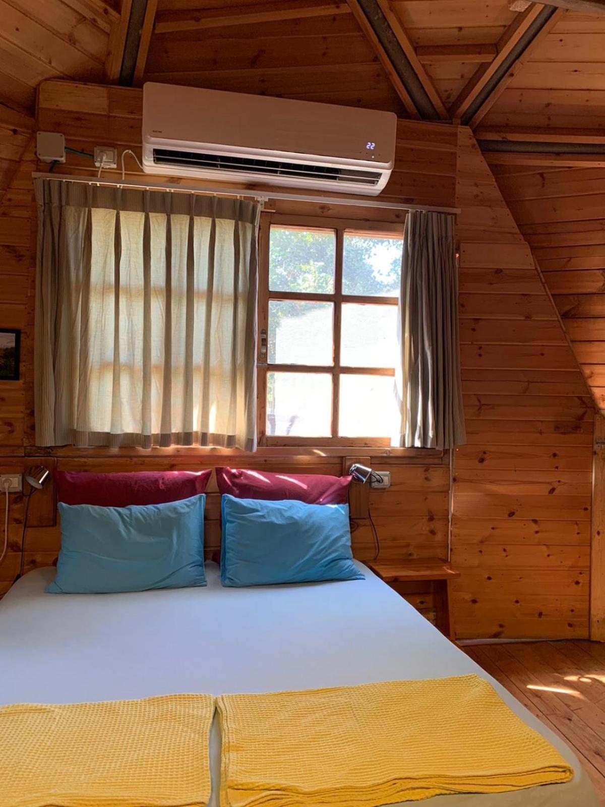 בקתת עץ בחורש במנות - דום גיאודזי - Wooden Cabin In Manot エクステリア 写真
