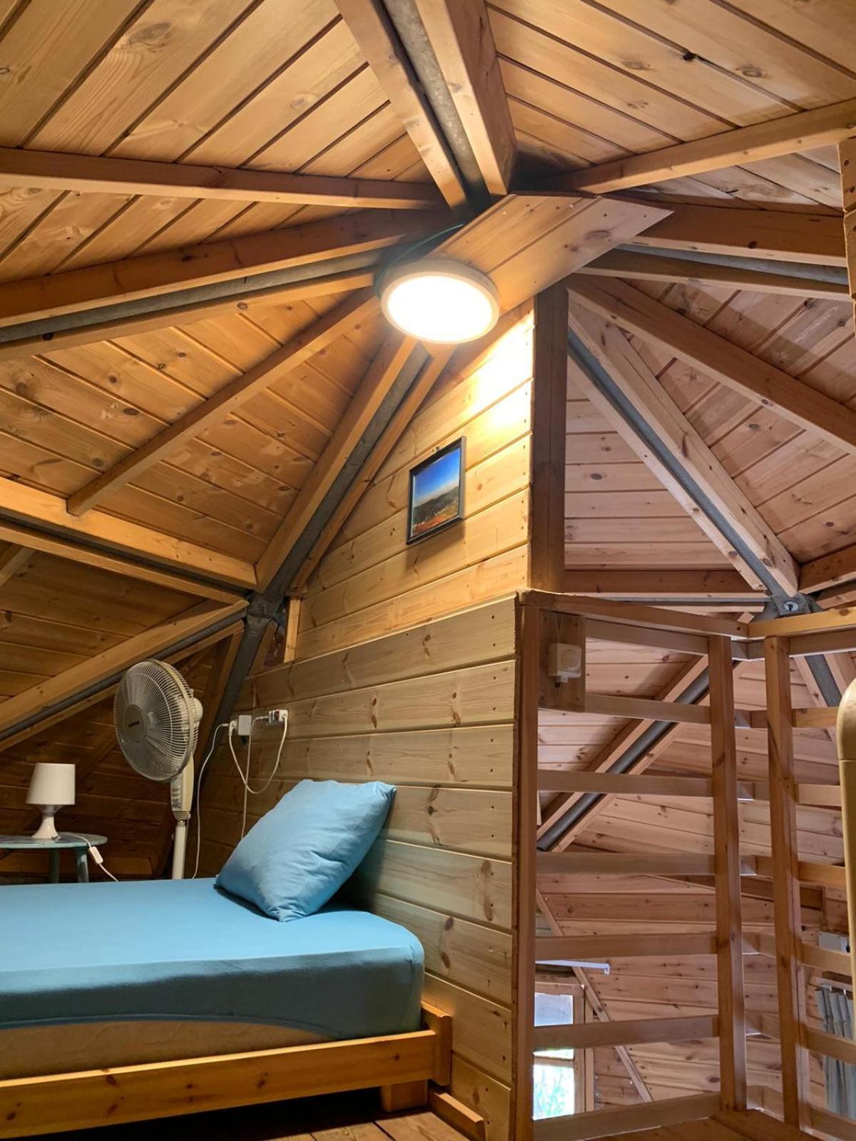 בקתת עץ בחורש במנות - דום גיאודזי - Wooden Cabin In Manot エクステリア 写真