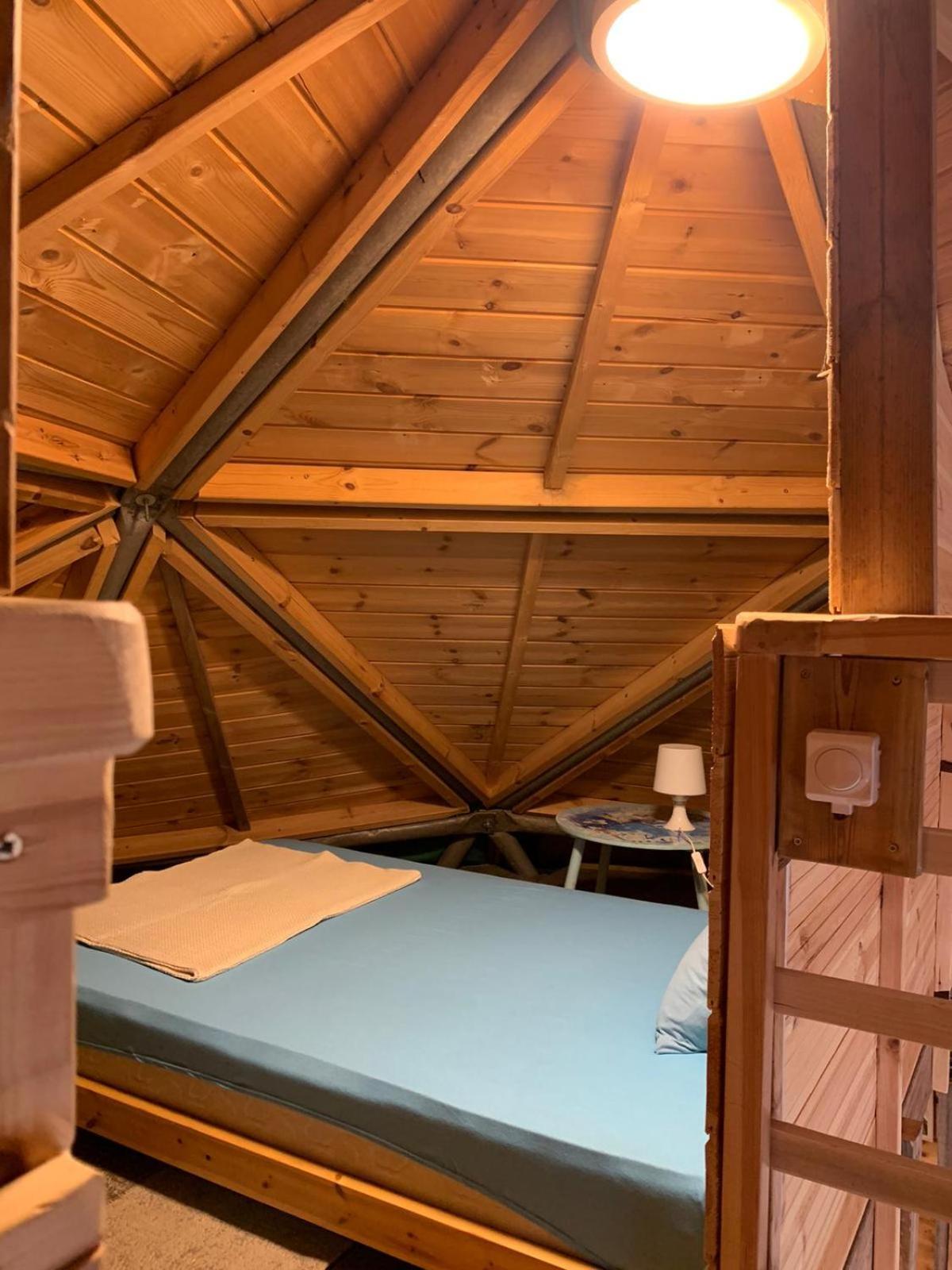 בקתת עץ בחורש במנות - דום גיאודזי - Wooden Cabin In Manot エクステリア 写真